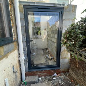 korniche single door with blinds